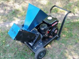 Измельчитель веток на бруски TR-60. Бензиновый двигатель