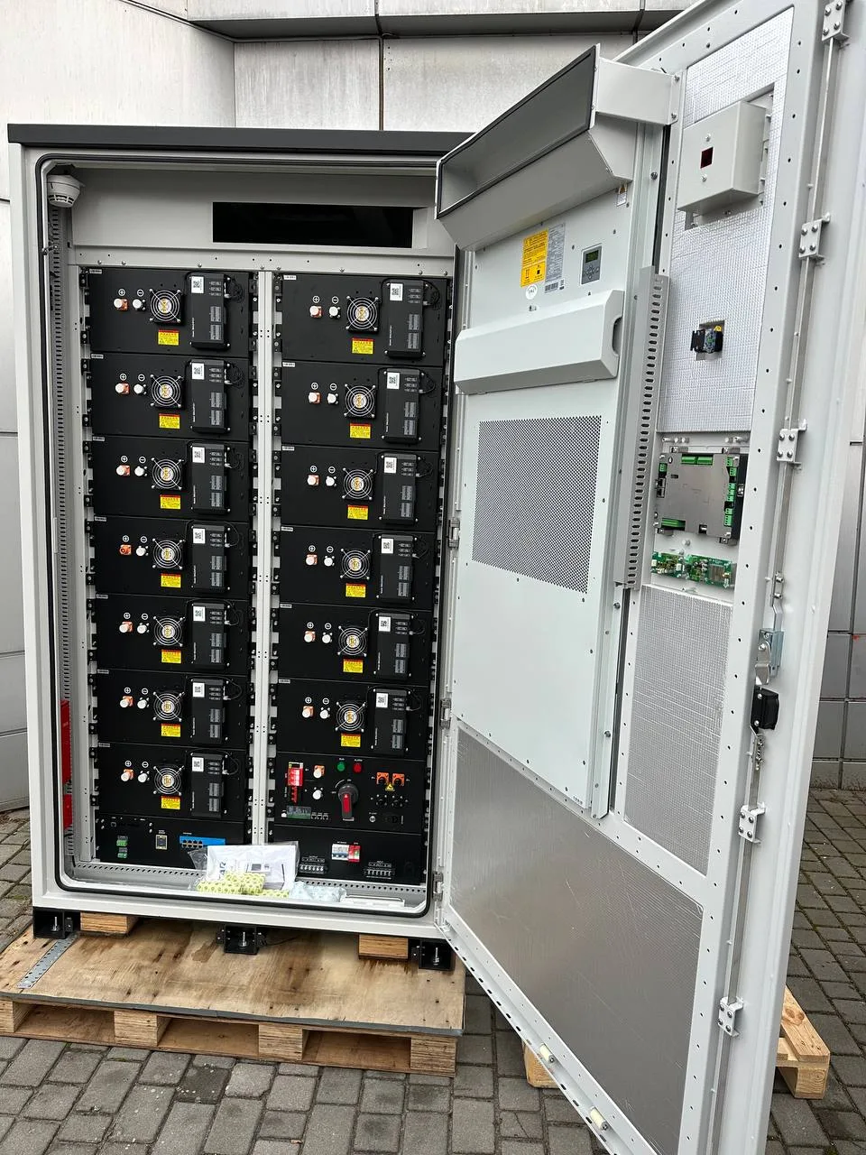 Система накопичення енергії 125kW/215kWh ALL-IN-ONE C&I ESS (KAC125DP2 + BC215DE2, BESS), Altek - Зображення 2